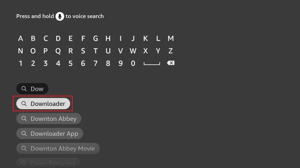Amazon Firestick-Suchbildschirm mit der 'Downloader'-App, die zur Installation von IPTV Smarters verwendet wird.