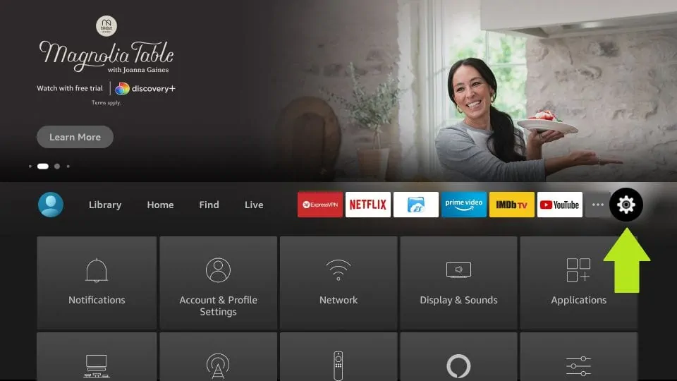 Amazon Firestick-Startbildschirm mit hervorgehobenem Einstellungssymbol zum Zugriff auf Systemoptionen.